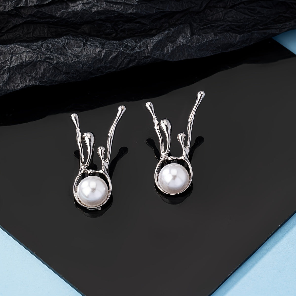 Fashionable Exaggerated Yet Minimalist Deer Antler Inspired Faux Pearl Irregular Earrings