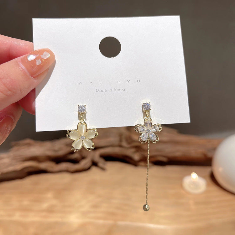 Light-luxury Asymmetrical Dainty And Exquisite Flower Earrings